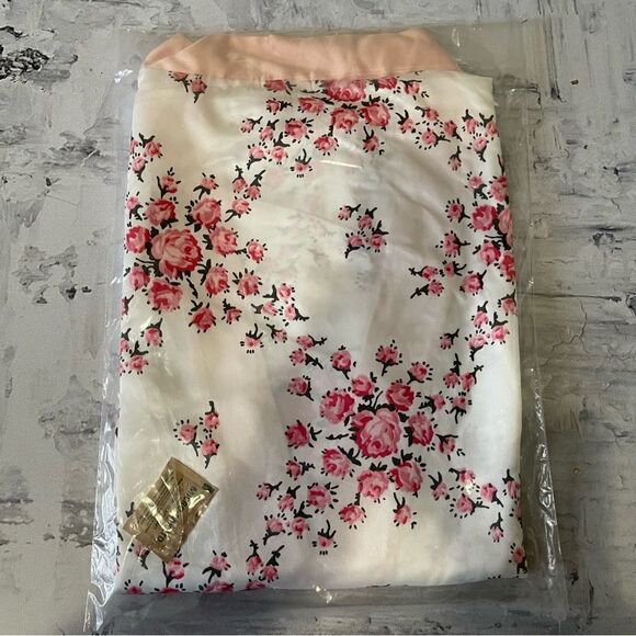 Morgan Lane Allie Robe - White Floral - Picture 2 of 6